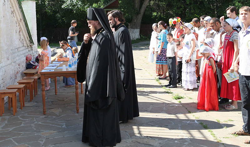 Молебен, перед началом конкурса Папа,мама,я - православная семья