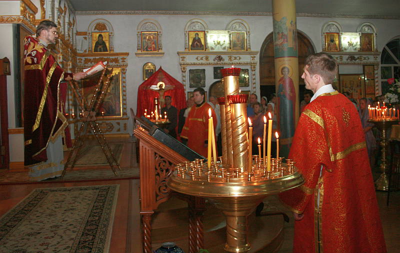 Настоятель храма протоиерей Анатолий Комар зачитал  послание Патриарха Кирилла