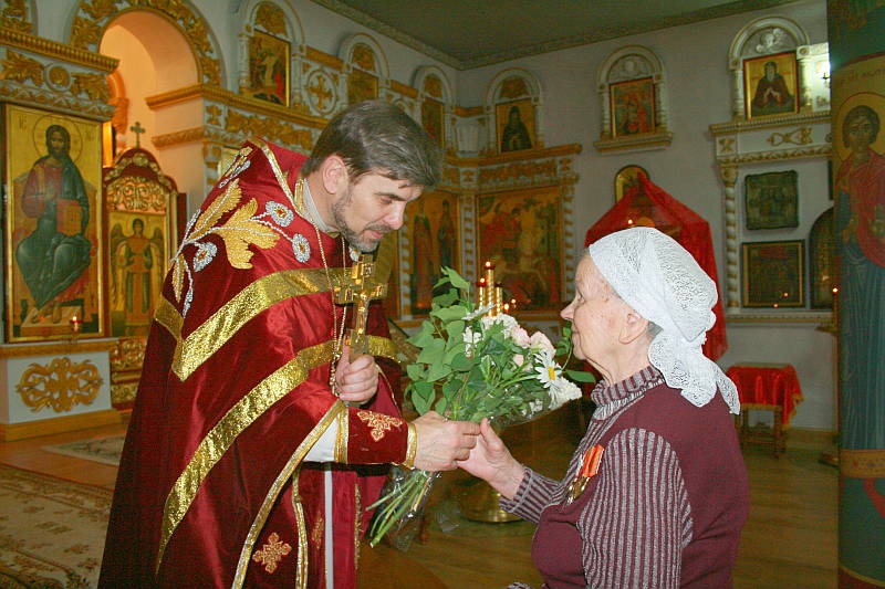 Настоятель храма протоиерей Анатолий Комар поздравляет Замкину Лидию Григорьевну