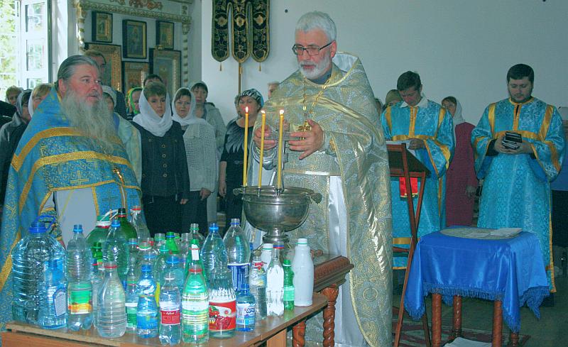 протоиерей Сергий Черников и иерей Геннадий Обрезков на водосвятном молебне