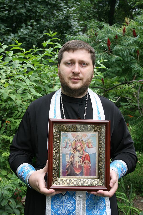 Иерей Андроник Бугаян с иконойы Божией Матери, именуемой "Достойно есть" ("Милующая")