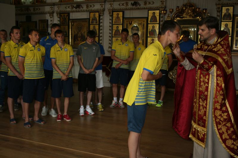 Молебен перед началом соревнования с участием юношеского состава ФК 